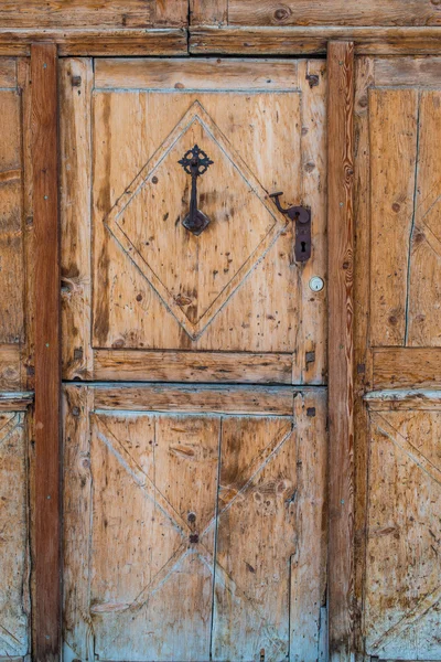 Alte Holztür in einem schweizerischen Dorf — Stockfoto