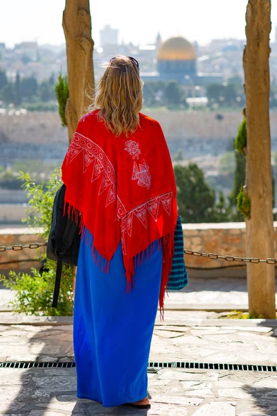 Turisztikai nő úgy néz ki, a jeruzsálemi mecset kupolája — Stock Fotó