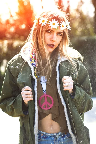 Dziewczyna styl hippie rewolucyjny 1970. Symulacja obrazu zniszczony — Zdjęcie stockowe