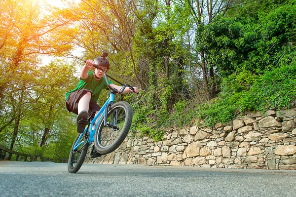 Девушка на велосипеде BMX — стоковое фото