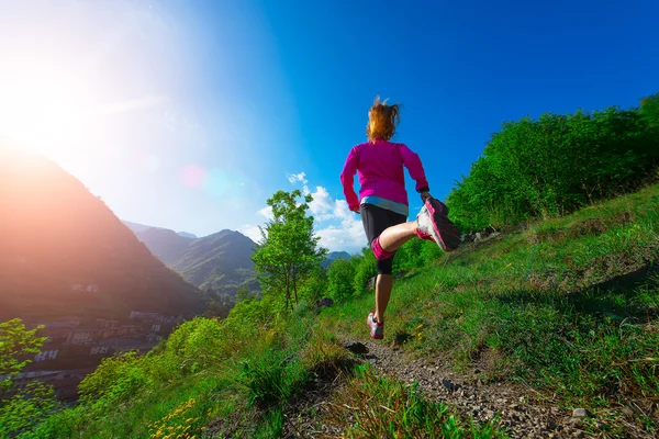 Bieganie po okolicy na górskie ścieżki dziewczyna — Zdjęcie stockowe