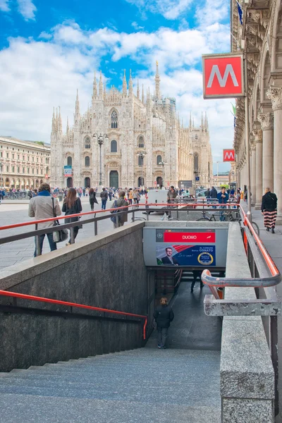 街で普通の日の地下鉄駅ミラノ ドゥオーモ — ストック写真