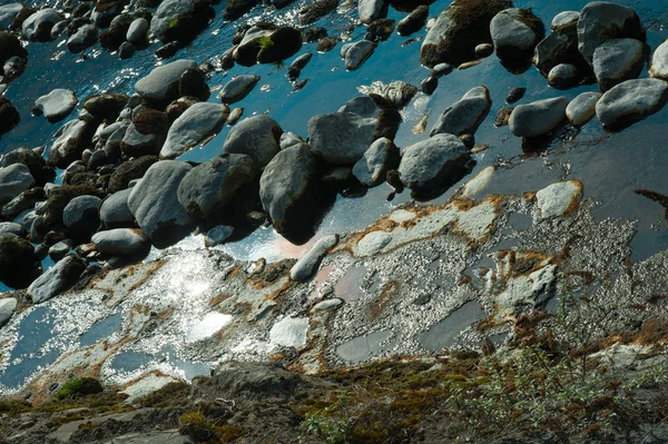 Zvláštní kamenů podél řeky — Stock fotografie