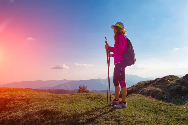 Chica sola en las montañas observó la puesta de sol — Foto de Stock