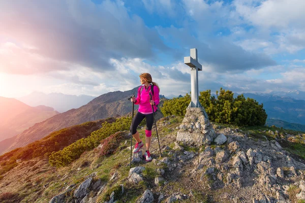 Vrouw alleen op de top van de berg — Stockfoto