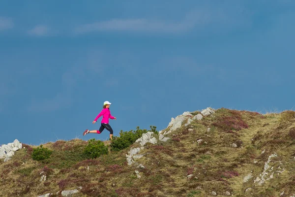 Meisje atleet loopt in de bergen — Stockfoto