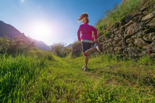 Chica corre en la naturaleza —  Fotos de Stock