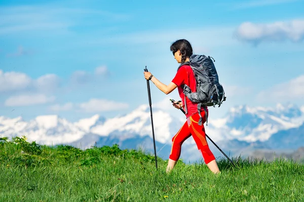 Trekking mujer fotos de stock, imágenes de Trekking mujer sin royalties