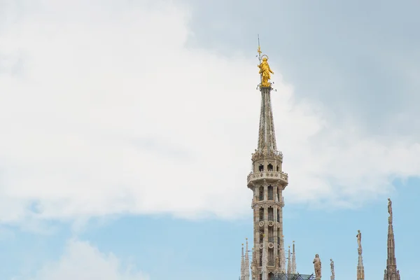 Maagd Maria op de top van de Duomo in Milaan — Stockfoto