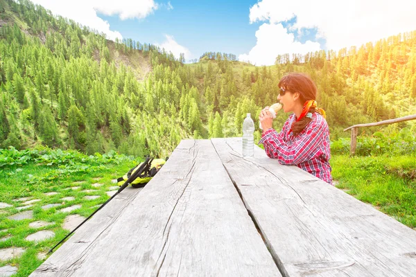 Meisje eet hertrouwde tijdens een trektocht — Stockfoto