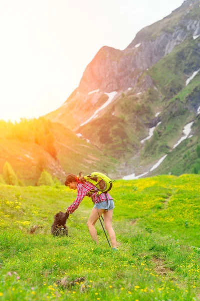 Chica jugando con su perro — Foto de Stock