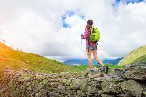 Meisje beoefenen alleen wandeltochten in de prachtige berg-landsca — Stockfoto