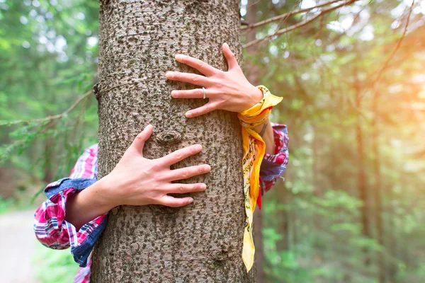 Abrazando árboles. Mujer. — Foto de Stock