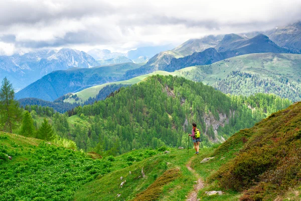Van berglandschap met pad en meisje lopen — Stockfoto