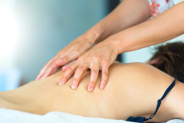 Shiatsu back massage to a woman — Stock Photo, Image