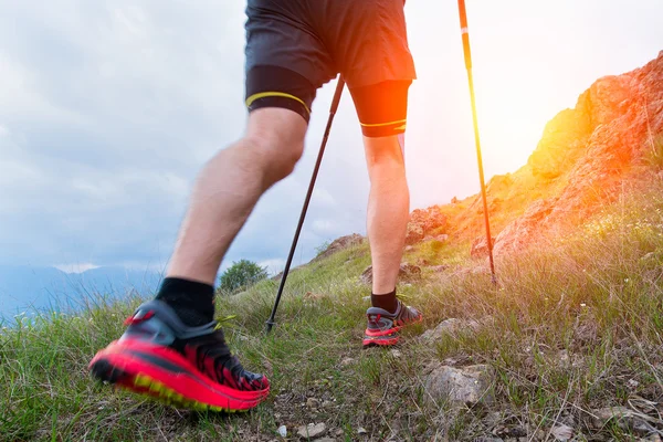 Nordic Walking in den Bergen — Stockfoto