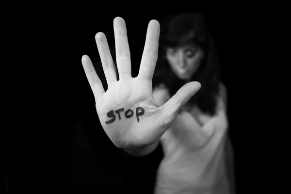 Fermate la violenza contro le donne. Mano dicendo stop — Foto Stock