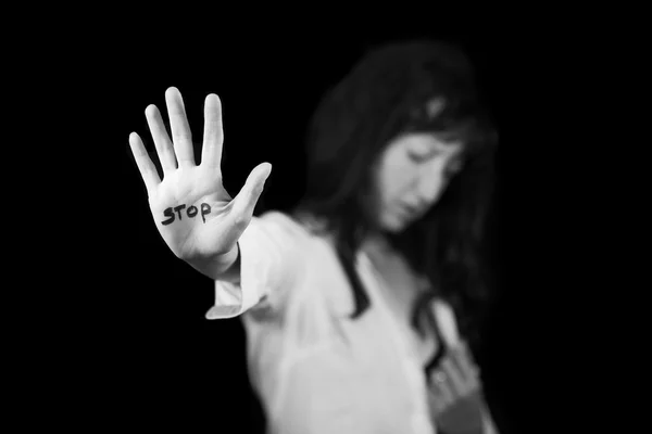 Fermate la violenza contro le donne. Mano dicendo stop — Foto Stock