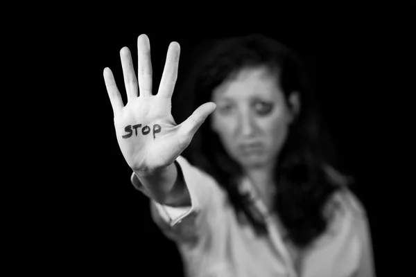Stoppa våldet mot kvinnor. Kvinna med munnen stängd av patch en — Stockfoto