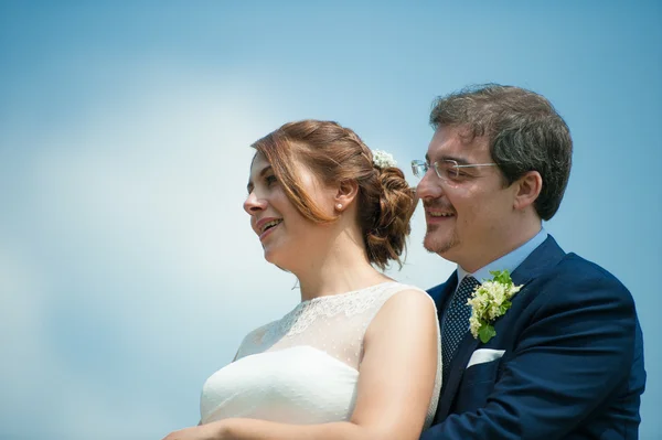 Bride and groom look — Stock Photo, Image