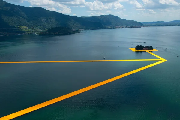 Los muelles flotantes. La pasarela del artista Christo en el lago Iseo —  Fotos de Stock