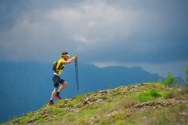 Man alleen lopen in de bergen — Stockfoto