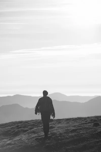 Одинокий человек в горах — стоковое фото