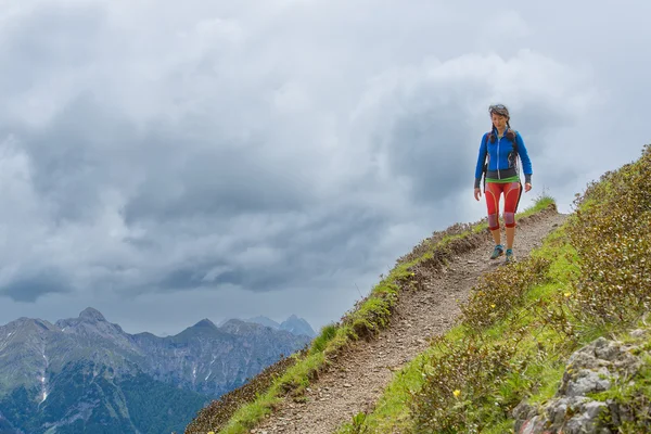 Meisje hoogteweg loopt alleen — Stockfoto