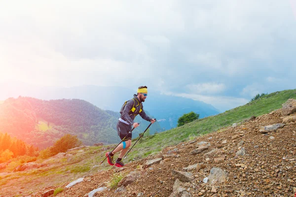 Atleta Skyrunner enquanto treina nas montanhas com paus — Fotografia de Stock