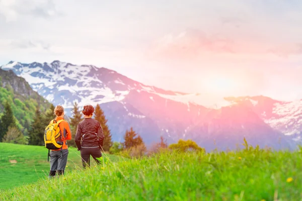 Mujeres jóvenes excursionistas en la montaña mirar paisaje — Foto de Stock