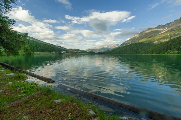 Vista de un lago de montaña en el valle de Engadin en la hora de verano — Foto de Stock