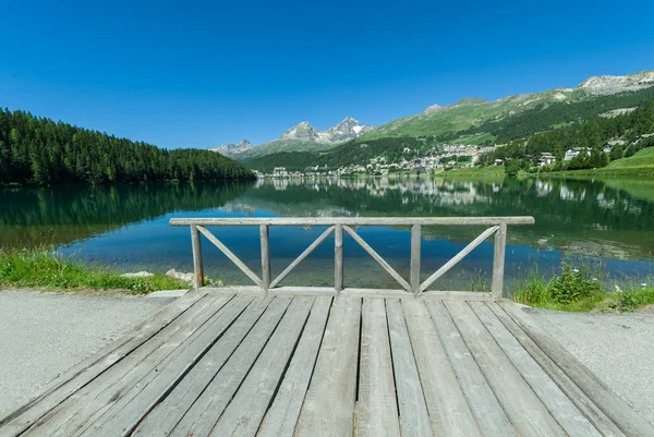 Nézd, a tó a St Moritz során egy szép napsütéses napon — Stock Fotó