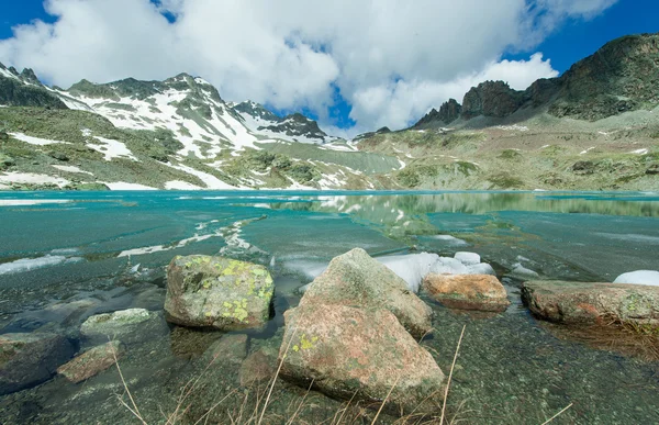 Beautiful mountain lake with ice in the alps of swiss — Stock Photo, Image