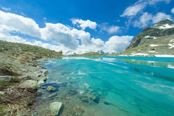 スイスのアルプスで氷で美しい山間の湖 — ストック写真