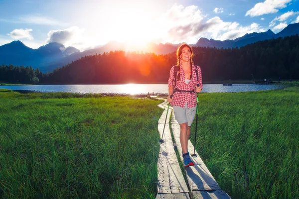 Chica joven en caminata cerca de la montaña —  Fotos de Stock