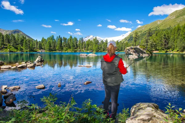 高山の湖で漁師の少女 — ストック写真