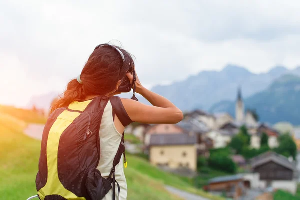 Femme photographe un village alpin — Photo