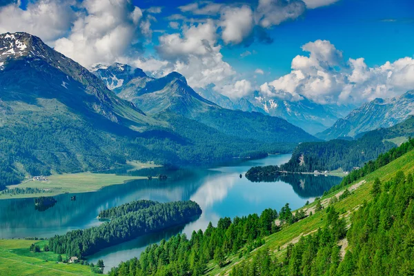 Engadine-dalen i Schweiz med sina sjöar — Stockfoto