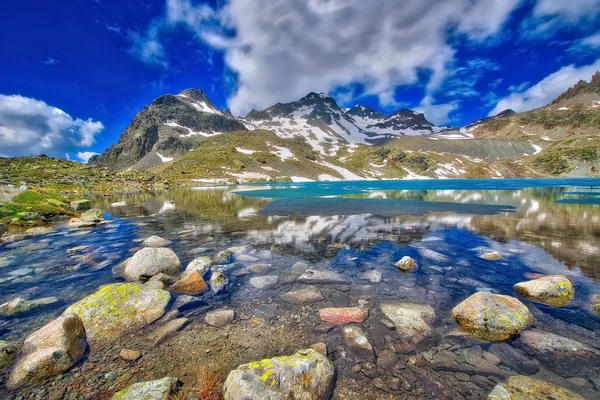 Clear mountain lake after the thaw — Stock Photo, Image