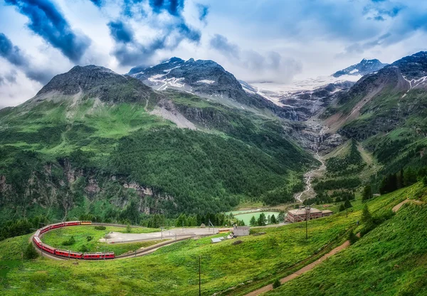 Treno rosso Bernina Express per il passaggio in montagna . — Foto Stock