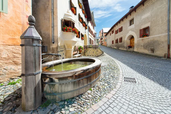 Old fountain in the Swiss Alpine village of Guarda in the Engadi — Stock Photo, Image