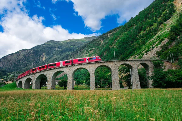 Schweizer Bergbahn bernina express überquert die Brücke in der cir — Stockfoto