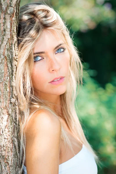 Retrato de bela menina loira com olhos azuis na natureza — Fotografia de Stock