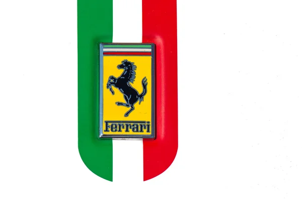 Detalle del símbolo con la bandera italiana de un coche Ferrari — Foto de Stock