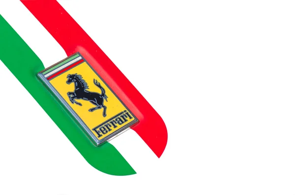Detalle del símbolo con la bandera italiana de un coche Ferrari — Foto de Stock
