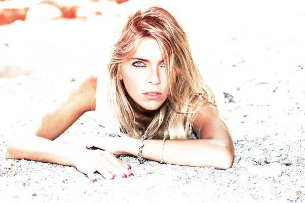 Portret van mooie blonde model met zich meebrengt op het zand in de grou — Stockfoto