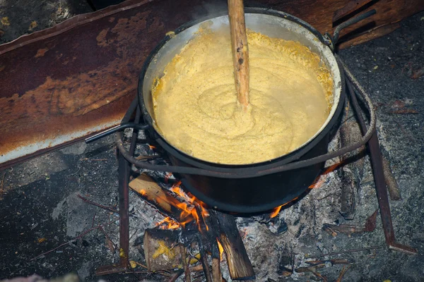 Preparation Polenta over a wood fire — Stock Photo, Image