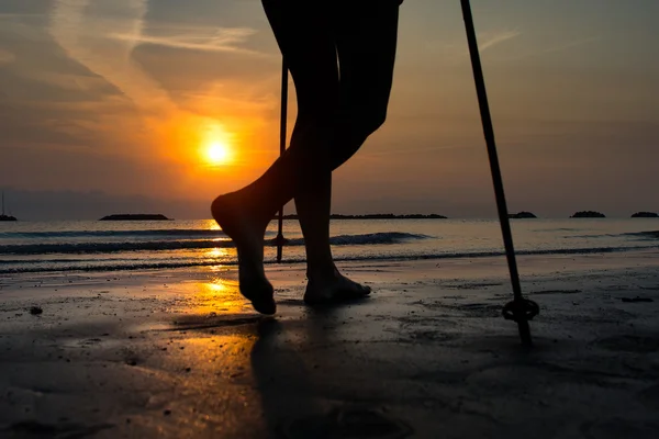 Особенно ноги женщины, практикующей нордическую ходьбу — стоковое фото