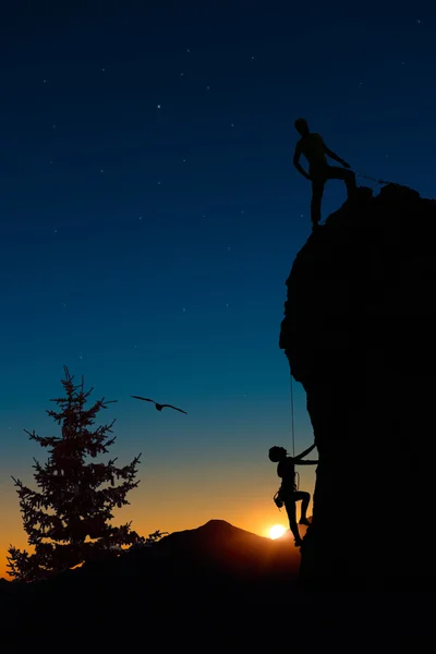 Equipo de dos montañistas amarrados escalan la montaña . — Foto de Stock