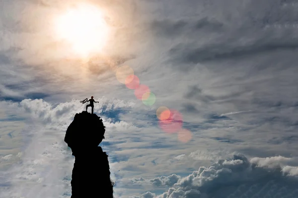 Scalatore solitario sulla vetta della montagna dopo la conquista pr — Foto Stock